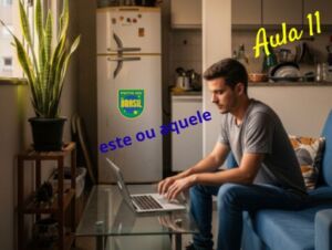 Um jovem adulto em um apartamento aconchegante e iluminado pelo sol. Há um laptop em uma mesa de centro na sala de estar, uma planta em uma prateleira e uma geladeira visível na cozinha ao fundo.