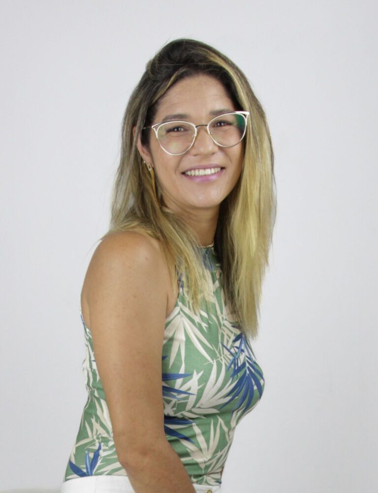 One-on-one classes are the best option for those who want a personalized experience or have specific learning goals. Online private classes give you the freedom to make your own schedule and customize your lessons based on your objectives and interests. Learn Brazilian Portuguese with Sil do Brasil.